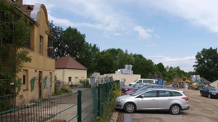 Etwa in Höhe des alten Kraftwerks und einstigen Pfadfindeheims (links) baut Edeka einen neuen Einkaufsmarkt. Dorthin soll das Geschäft vom Vorderen Floßanger verlagert werden.  Fotos: Christoph Winter