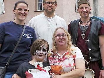 Gewinnübergabe beim Rothmühlfest. Das Bild zeigt (vorne, von links): Mandy Wagner, Gertrud Wagner; hinten, von links: Julia Friedrich (Jugendfeuerwehr Weißenbrunn), Michael Bohl (Rothmühlteam) und Mario Schedel (Musikgruppe Vogelfrei).  Foto: Karl-Heinz Hofmann