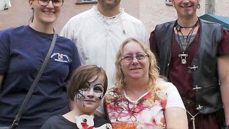 Gewinnübergabe beim Rothmühlfest. Das Bild zeigt (vorne, von links): Mandy Wagner, Gertrud Wagner; hinten, von links: Julia Friedrich (Jugendfeuerwehr Weißenbrunn), Michael Bohl (Rothmühlteam) und Mario Schedel (Musikgruppe Vogelfrei).  Foto: Karl-Heinz Hofmann
