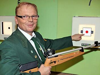 Elektronische Anzeigen statt Schießscheiben aus Papier gibt es in der Anlage der Schützengesellschaft Münnerstadt seit dem letzten Jahr. Auch mit leichten "Lichtgewehren" kann hier geübt werden. Sie sind auch für Kinder unter zwölf Jahren zugelassen, wie der zweite Schützenmeister Roland Dömling (Bild) erläuterte.  Foto: Dieter Britz