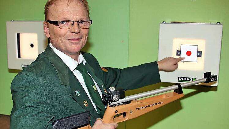 Elektronische Anzeigen statt Schießscheiben aus Papier gibt es in der Anlage der Schützengesellschaft Münnerstadt seit dem letzten Jahr. Auch mit leichten "Lichtgewehren" kann hier geübt werden. Sie sind auch für Kinder unter zwölf Jahren zugelassen, wie der zweite Schützenmeister Roland Dömling (Bild) erläuterte.  Foto: Dieter Britz