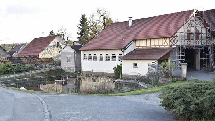 Im Mittelpunkt der Bürgerversammlung in Kottenbrunn stand die Finanzierung der Baumaßnahmen im Rahmen der Dorferneuerung. Foto: Gerold Snater