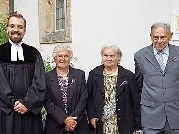 WONSEES. Unser Bild zeigt die gnadenen Konfirmanden mit dem Wonseeser Pfarrer Daniel Städtler.
