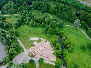 Entlang des Weges oberhalb des Skaterparks könnten im Kronacher Landesgartenschaugelände Outdoor-Fitness-Stationen entstehen. Foto: Otmar Fugmann