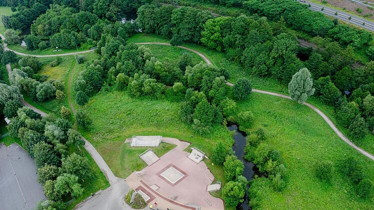 Entlang des Weges oberhalb des Skaterparks könnten im Kronacher Landesgartenschaugelände Outdoor-Fitness-Stationen entstehen. Foto: Otmar Fugmann