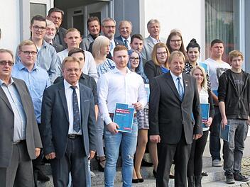 Freisprechung der Junghandwerker in der Kreishandwerkerschaft Kronach. Mit im Bild Bürgermeister von Kronach und Landratstellvertreter Wolfgang Beiergrößlein (vorne Zweiter von links), Kreishandwerksmeister Heinrich Schneider (vorne Mitte), Vizepräsident der Handwerkskammer Oberfranken, Karl- Peter Wittig (hinten Mitte). Foto: K.-H. Hofmann