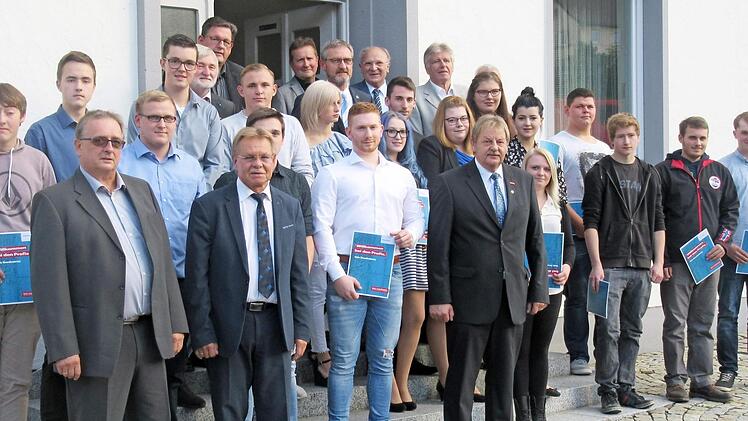 Freisprechung der Junghandwerker in der Kreishandwerkerschaft Kronach. Mit im Bild Bürgermeister von Kronach und Landratstellvertreter Wolfgang Beiergrößlein (vorne Zweiter von links), Kreishandwerksmeister Heinrich Schneider (vorne Mitte), Vizepräsident der Handwerkskammer Oberfranken, Karl- Peter Wittig (hinten Mitte). Foto: K.-H. Hofmann