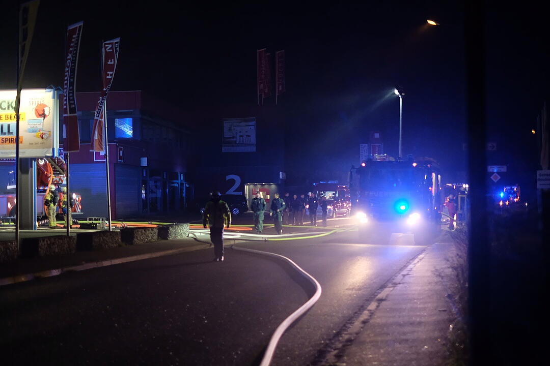 Großbrand zerstört Industriegebäude in Nürnberg