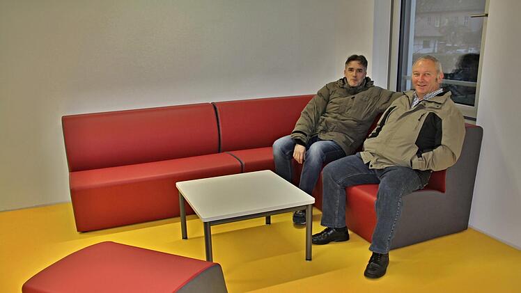 Auch Zweiter und Dritter Bürgermeister Harald Pascher und Werner Riegel (von links) nahmen im Aufenthaltsraum der Mensa schon mal Platz.Helmut Will