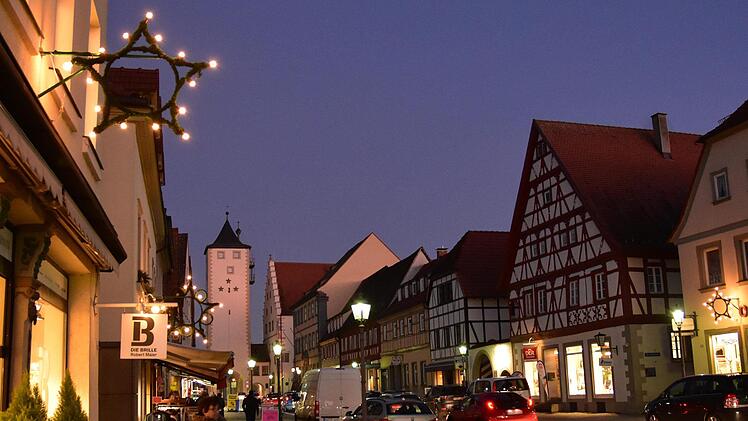 In der Adventszeit lädt das Stadtmarketing Haßfurt zum "Haßfurter Funkeln" ein. An sechs Tagen öffnen fünf weihnachtlich geschmückte Höfe ihre Tore für die Besucher, die sich auf Live-Musik, kleine Events, Kultur, Verkaufsstände, Ausstellungen und kulinarische Leckereien freuen dürfen. Haßfurt soll strahlen (hier die Hauptstraße). Ulrike Langer