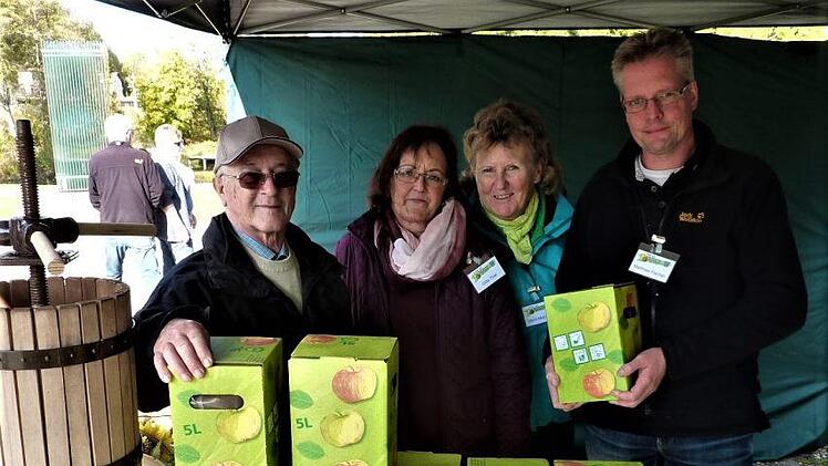 Der Gartenbauverein Fischbach warb erneut für den Apfelsaft. Mit im Bild  (von links) Helmut Schmidt, Gitta Thiel, Uschi Meinhardt und Vorsitzender  Matthias Fischer.Gerd Fleischmann