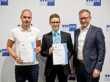 Ausbilder Mathias Köhne (links) und der Vizepräsident IHK Bayreuth, Jörg Lichtenegger (rechts), gratulieren den  bayerischem Landesbesten Samuel Schneider. Foto: Thorsten Ochs
