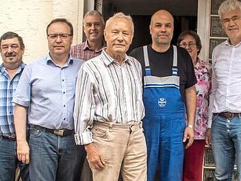Im Bild von links: Bernhard Hirschlein, Sohn Edwin, Rainer Keller, Jubilar Georg Hornung, Sohn Thomas, Manuela Braun und B&uuml;rgermeister Bernhard Storath Foto: Hartmut Klamm