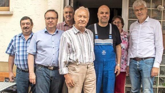 Im Bild von links: Bernhard Hirschlein, Sohn Edwin, Rainer Keller, Jubilar Georg Hornung, Sohn Thomas, Manuela Braun und B&uuml;rgermeister Bernhard Storath Foto: Hartmut Klamm