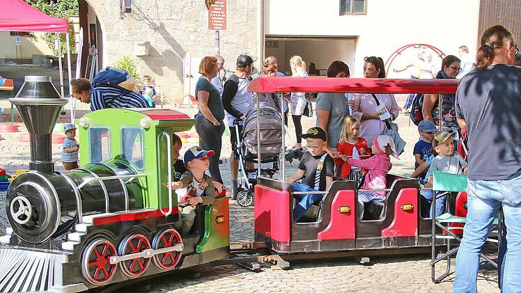 Die Nostalgie-Eisenbahn ist jedes Jahr die ganz große Attraktion für kleine  Buben und Mädels. Sie wird übrigens von der Stadt finanziert. Foto: Dieter  Britz