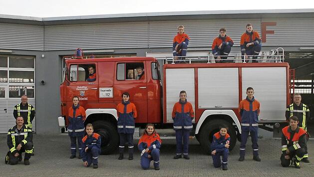Die Geschichte des 41 Jahre alten Tankl&ouml;schfahrzeugs 16/24 der R&ouml;dentaler Feuerwehr dokumentierte akribisch die Jugendgruppe. Respekt vor dem Engagement zollten Kommandant Steffen Schaller (links stehend) und Jugendleiter Matthias W&ouml;hner (links kniend).  Foto: Martin Rebhan