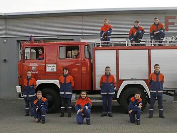 Die Geschichte des 41 Jahre alten Tanklöschfahrzeugs 16/24 der Rödentaler Feuerwehr dokumentierte akribisch die Jugendgruppe. Respekt vor dem Engagement zollten Kommandant Steffen Schaller (links stehend) und Jugendleiter Matthias Wöhner (links kniend).  Foto: Martin Rebhan