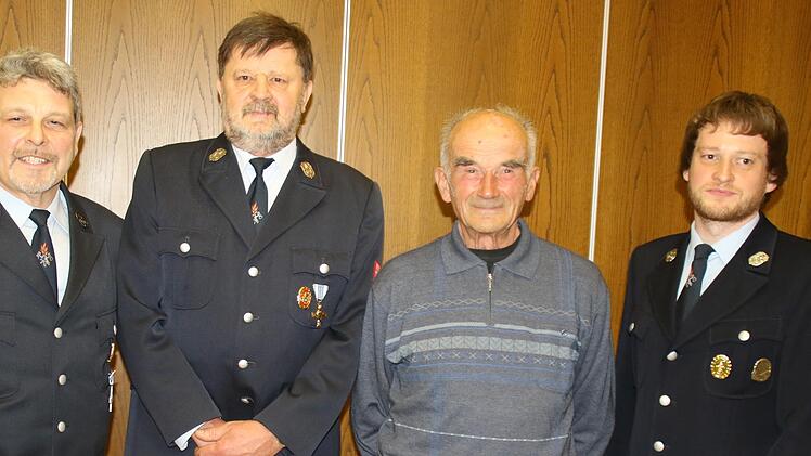 Vorsitzender Dieter Halbig (von links), Ehrenmitglied Alfred Tremer (50 Jahre dabei), Alfred Diez (65 Jahre dabei) und 2. Vorsitzender Stefan Rechtenbacher