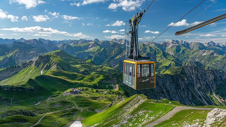 Urlaub im Allgäu: Aussicht vom Nebelhorn bei Oberstdorf in die Allgäuer Alpen