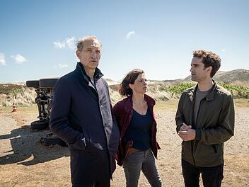 Carl Sievers (Peter Heinrich Brix, links), Hinnerk Feldmann (Oliver Wnuk) und Ina Behrendsen (Julia Brendler) ermitteln im Mordfall einer toten Hebamme auf Sylt.