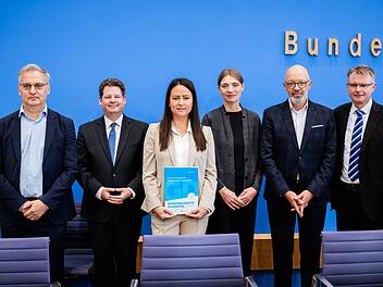 Führende Wirtschaftsinstitute stellen neue Konjunkturprognose vo