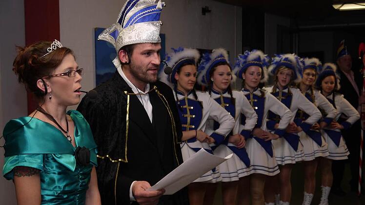 Prinzenpaar Thomas I. und Katrin I. mit Gardemädchen.