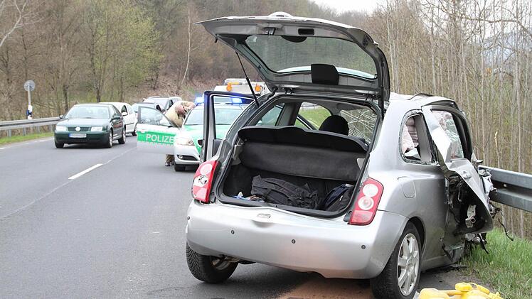 Die Straße wurde zunächst komplett gesperrt. Später war sie einspurig wieder befahrbar.