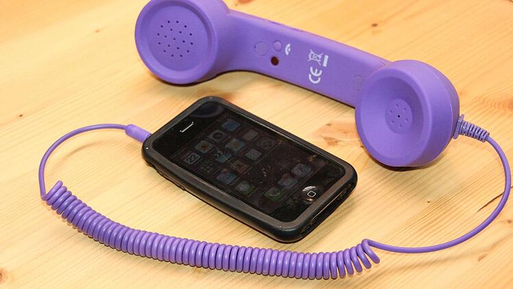 Lila macht Laune: Diesen farbenfrohen Hörer stöpselt Dietrich Moldan an ein iPhone an. Seine Devise: "Mehr Abstand zur Strahlungsquelle".