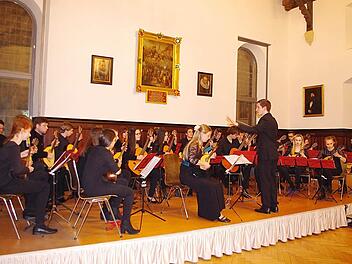 Das Bayerische Landesjugendzupforchester gab am Montag ein Gastkonzert im Historischen Rathaussaal. Mit im Bild ist (vorne, Mitte) Veronika Schlereth an der Solomandoline. Fotos: Heike Schülein