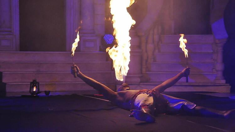 Ein Feuerschlucker, wie man ihn selten findet: der Kubaner "Suyinka" speite meterhohe Feuerfontänen. Foto: Peter Klopf