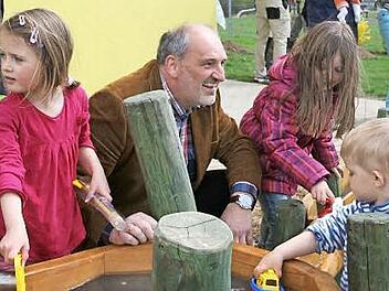 Rotary-Club-Präsident Otto Stirnweiß teilt den Spaß am Wasser.