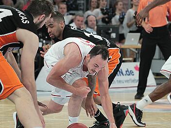 Insgesamt vier Mal klaute Karsten Tadda (Mitte) am Samstag den Ball. Auch hier ist er schneller am Boden als die Ulmer Ian Vougioukas (l.) und Brion Rush. Foto: sportpress