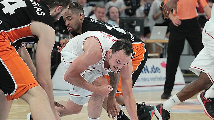 Insgesamt vier Mal klaute Karsten Tadda (Mitte) am Samstag den Ball. Auch hier ist er schneller am Boden als die Ulmer Ian Vougioukas (l.) und Brion Rush. Foto: sportpress