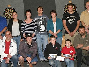 Die Erstplatzierten bei der Eberner Dart-Stadtmeisterschaft mit Stadtmeisterin Nina Tschepe (hinten, zweite von links), Jugendmeister Felix Grader (hinten, Zweiter von rechts), Highscoresieger Christian Schleyer (vorne links kniend) sowie Vorsitzendem Stefan Pecht (links stehend) und Sportwart Rainer Dressel (rechts stehend). Verhindert waren Stadtmeister Berthold Geßner und der Zweitplatzierte Frank Janus.