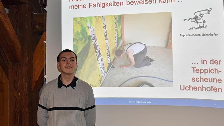 Julian Ziehr ist froh, in der "Teppichscheune" in Uchenhofen arbeiten zu können, wo er seine Fähigkeiten beweisen kann.