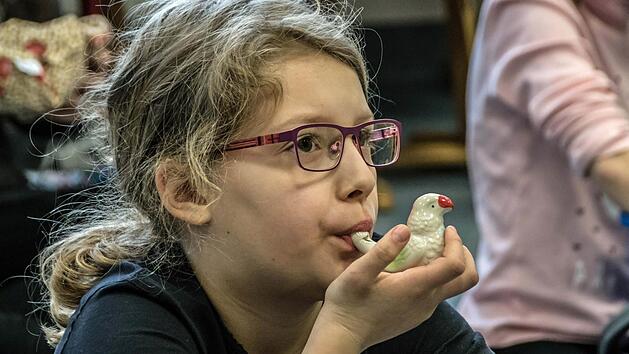 Probenarbeit in der Grundschule Wildenheid-Haarbr&uuml;cken f&uuml;r das Projekt "Compose Jan&aacute;cek: Lara Dorsch musiziert auf einer kleinen Pfeife.Foto: Jochen Berger