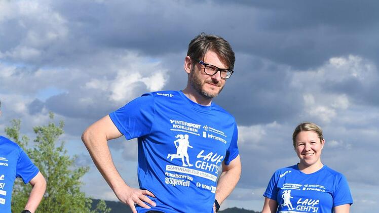 Lauf-Abc: Im Einbein-Stand wird der Fuß nach links und rechts gekreist. Foto: Ronald Rinklef