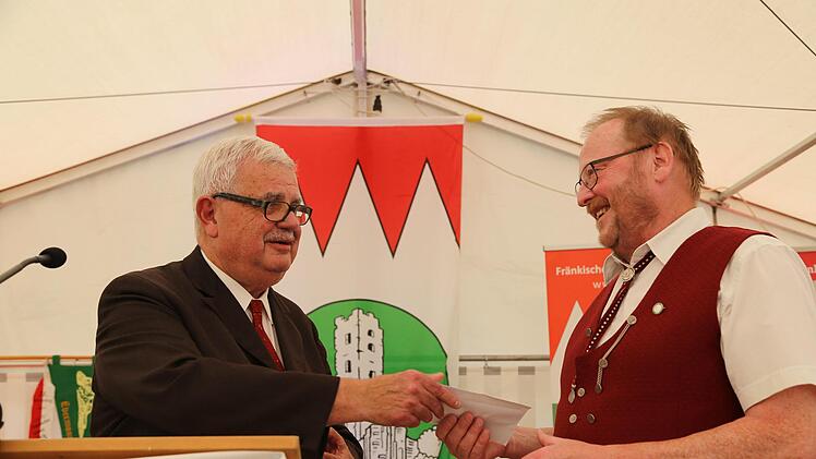 Schirmherr Walter Tausendpfund (l.) übergibt Wilfried Kirsch sein Geschenk. Foto: Franz Galster