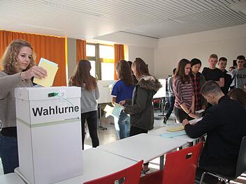 Wie bei einer echten Wahl gab es Wahlurnen und Wählerlisten.   Foto: Richard Sänger