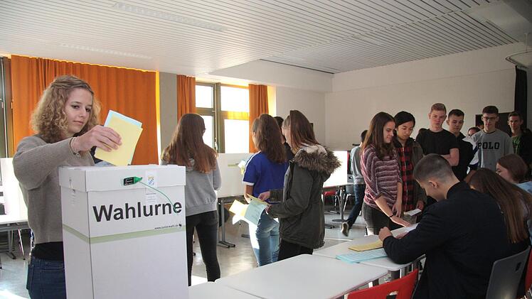 Wie bei einer echten Wahl gab es Wahlurnen und Wählerlisten.   Foto: Richard Sänger