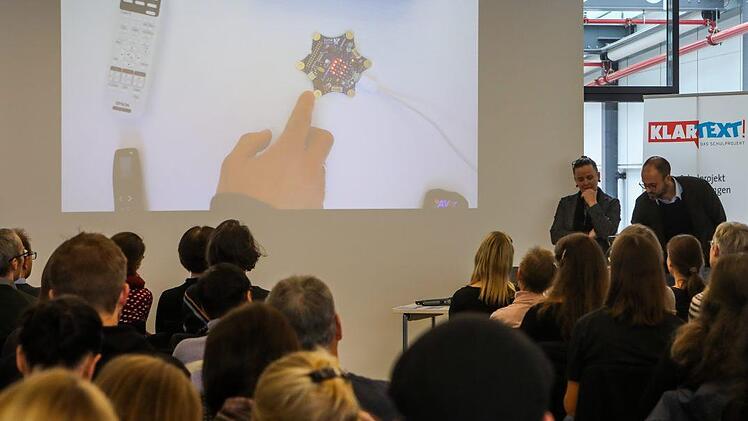 Carina Neubauer und Andreas Schweibold gaben einen Einblick in den digitalen Unterricht an der Grund- und Mittelschule Burgebrach. Foto: Barbara Herbst