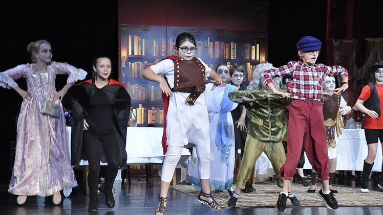 Ballettszenen der jungen Künstler lockerten auf. Foto: Peter Klopf