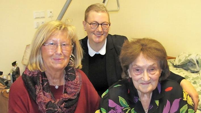In Coburg ist es doch am schönsten! Die US-Staatsbürgerin Marlise Costello feierte am Freitag ihren 90. Geburtstag in ihrer Heimatstadt Coburg. Mit auf dem Bild sind Bürgermeister-Stellvertreterin Martina Benzel-Weyh und Costellos Freundin Johanna Tetzlaff.  Foto: Martin Koch