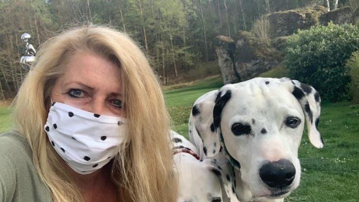 Sabine Hümmer (53) aus Morschreuth: "Meine Maske ist natürlich im Dalmilook - im Partnerlook mit meinen Dalmis Eileen und Franz. Man kann sie auf 60 Grad waschen, was ja sehr wichtig ist. Gemacht hat sie für mich die Tochter einer befreundeten Dalmibesitzerin - wie auch für weitere Dalmibesitzer."