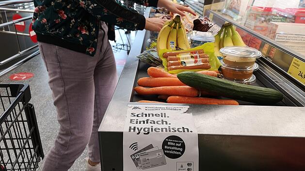 "Bitte auf Barzahlung verzichten": Kontaktloses Bezahlen wird aufgrund der Corona-Krise im Alltag immer mehr gefordert, so auch auf unserem Foto aus einem Supermarkt in Ebelsbach. Foto: Lucie Homann