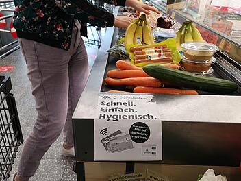 "Bitte auf Barzahlung verzichten": Kontaktloses Bezahlen wird aufgrund der Corona-Krise im Alltag immer mehr gefordert, so auch auf unserem Foto aus einem Supermarkt in Ebelsbach. Foto: Lucie Homann
