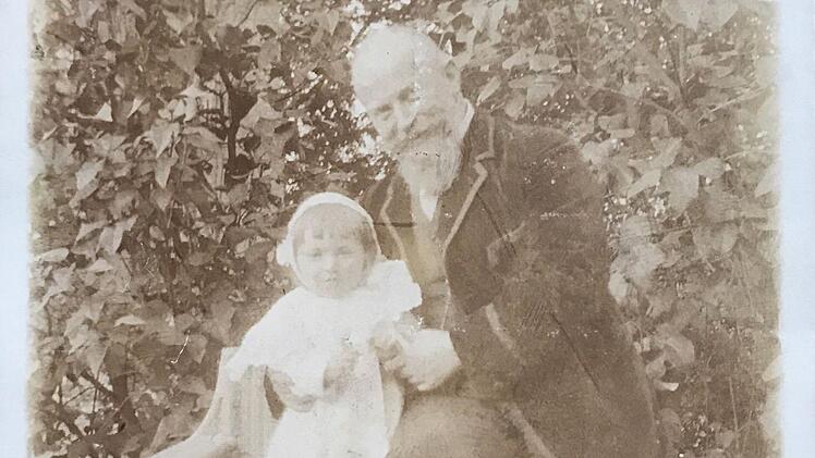Max Böhme mit Nesthäckchen Lotti. Foto: Archiv Birgit Bauer