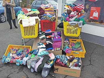 Selbstgestricktes in H&uuml;lle und F&uuml;lle stapelte sich vor dem Caritas-Sozialladen.