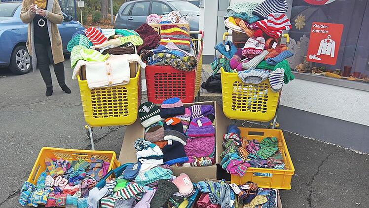 Selbstgestricktes in H&uuml;lle und F&uuml;lle stapelte sich vor dem Caritas-Sozialladen.