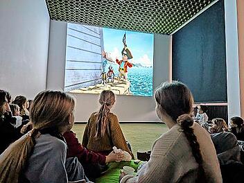 Liegend, sitzend oder gem&uuml;tlich beisammen: Die Kinder tauchten beim Kids Kino in die Welt von &bdquo;K&auml;pt&rsquo;n Sharky&ldquo; ein.